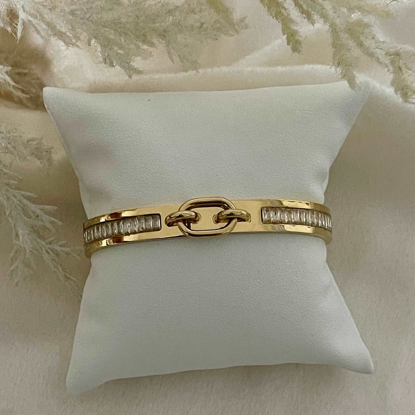 Buckle Zirconia Bangle