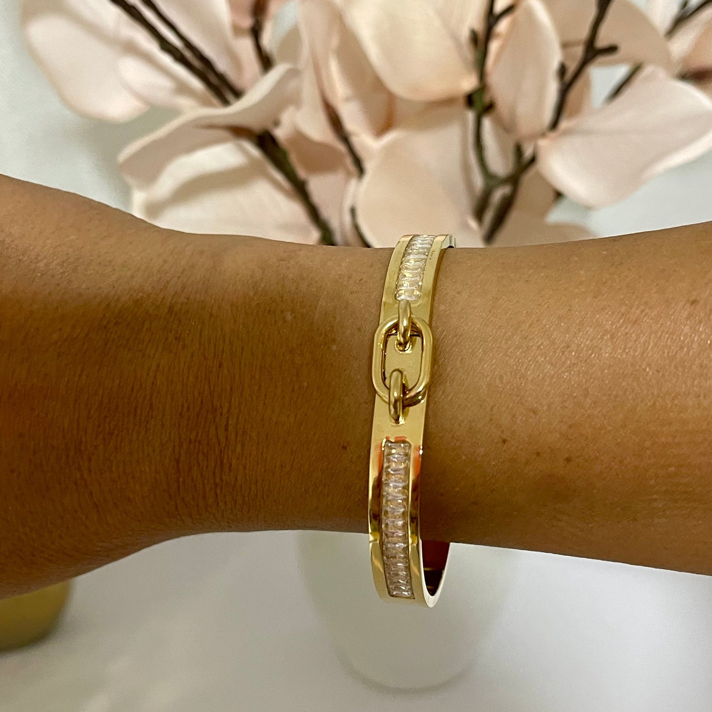 Buckle Zirconia Bangle